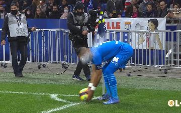 Во Франции фанат запустил бутылкой в голову игрока «Марселя» - видео&nbsp;