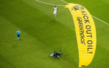 Из-за парашютиста несколько людей получили травмы на матче Евро Франция - Германия