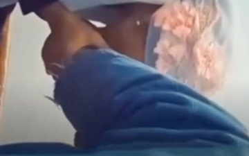 Узбекистанцев возмутило видео, на котором жена целует ноги мужа и просит у него прощение
