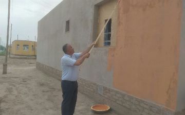 Хоким Хивинского района наравне с народом заделался строителем и покрасил стены домов