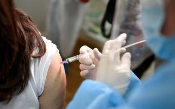 Врач назвала срок беременности для безопасной вакцинации от COVID-19