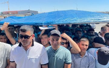 Узбекистанцы «штурмуют» ЦОН Казахстана для получения разрешения на работу