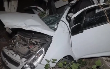 В Ургенче водитель Spark на большой скорости влетел в дерево, есть погибший (видео)