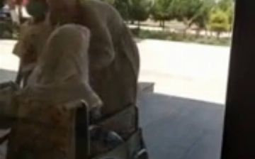 Жительница Карши несколько раз ударила свою мать-инвалида за отказ просить денег у хокима - видео