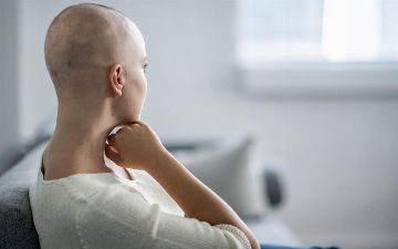Почему после химиотерапии у пациентов меняются цвет и текстура волос
