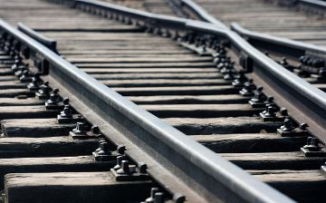 Грузовой поезд сбил насмерть 55-летнюю женщину в Гулистане