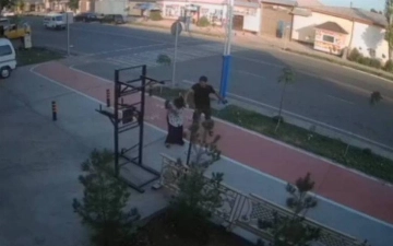 В Фергане камеры сняли, как парень избил девушку посреди улицы – видео