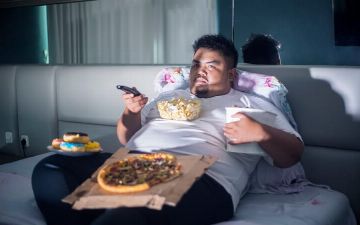 Узбекский психолог рассказала, как подавить желание есть перед телевизором