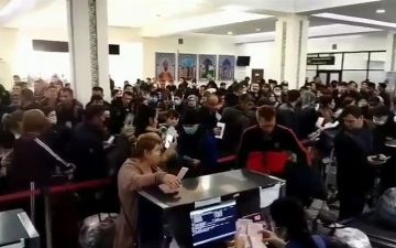 В международном аэропорту Ургенча образовалась толпа недовольных пассажиров из-за задержки рейса