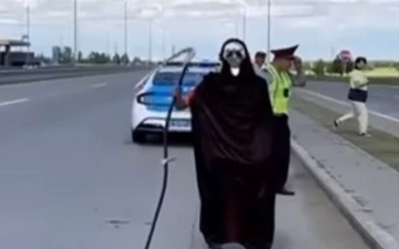 Человек в костюме смерти начал патрулировать на трассах Казахстана — видео