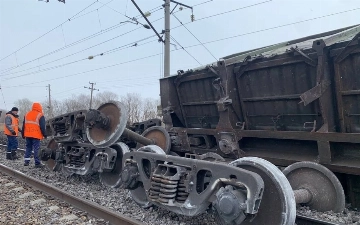 Qozog'istonda 14 ta yuk vagoni relsdan chiqib ketdi — video