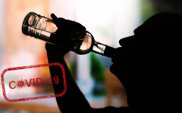 Выяснилось, что алкоголь помогает коронавирусу быстрее проникнуть в человеческий организм 