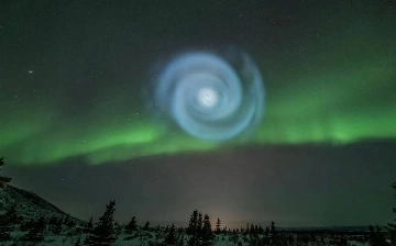 Над Аляской заметили необычную спираль во время северного сияния (видео)
