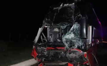 В Самарканде водитель автобуса с туристами уснул за рулем и врезался в грузовик — видео