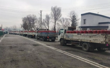 Узбекистан доставил в Кыргызстан тысячу баллонов с газом