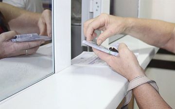 В Сырдарье сотрудник банка заставлял покупать лотерейные билеты при получении пенсий