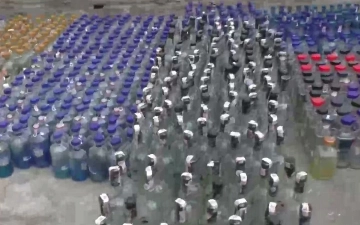 В Фергане накрыли цех по производству паленой водки — видео