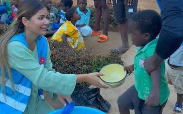 Марьям Тилляева раздала еду жителям городка в Африке