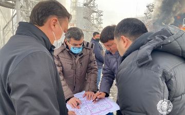 Министр энергетики посетил место возгорания нефтебазы в Ташобласти 