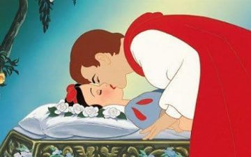 Disneyland раскритиковали за сцену с пробуждением Белоснежки поцелуем без ее согласия 
