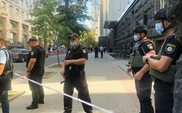 В здании кабмина Украины неизвестный угрожает взорвать гранату 