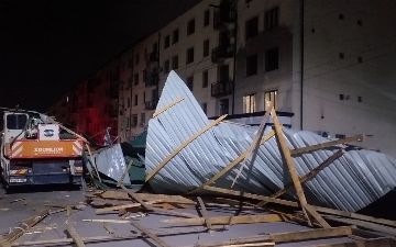 В Самарканде из-за сильного ветра слетела крыша многоэтажного дома