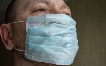 Зачем вакцинированным носить маски?