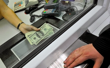 Узбекистанцы придумали «черную» схему заработка, используя дефицит наличных долларов в России