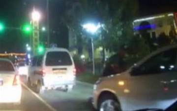 В Андижане водитель протащил на капоте инспектора ДПС — видео