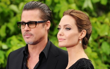 Анджелина Джоли заявила, что Брэд Питт душил детей в самолете 