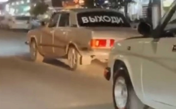 В Ташкенте парень сделал предложение руки и сердца, использовав три «Волги» – видео