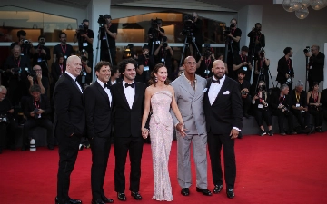 Скала расплакался в Венеции: «Крушащая машина» ― новый фаворит на «Оскар»