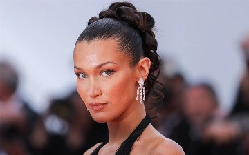 Белла Хадид выпускает книгу о себе — с архивными фото и личными заметками