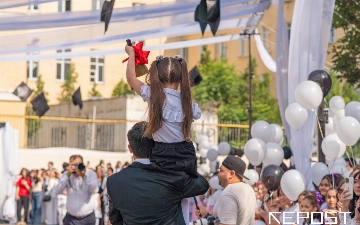 Фото. В школах Ташкента прозвенел последний звонок