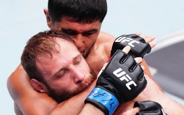 UFC: Рузибоев «задушил» Пуляева в первом раунде