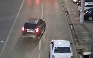 Бизнес ход? В Ташкенте водители вынуждены наезжать на сплошную полосу из-за припаркованных у светофора машин