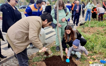 Pandemiya davrida vafot etgan shifokor va hamshiralar xotirasiga daraxt ekildi