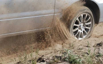 Навоийский угонщик автомобиля не смог скрыться от правоохранителей из-за песка
