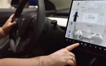 Tesla заблокирует доступ водителей к видеоиграм во время движения