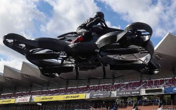 Японцы презентовали первый в мире летающий мотоцикл - фото