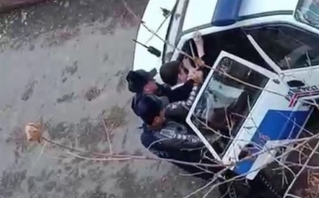 В Ташкенте сотрудники ППС грубо усадили в машину мальчика, у которого нашли пиротехнику