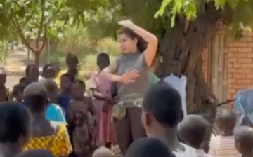 Марьям Тилляева исполнила  узбекский танец для детей в Африке  