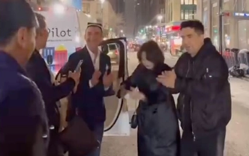 Узбекские блогеры станцевали хорезмский лазги на улицах Нью-Йорка