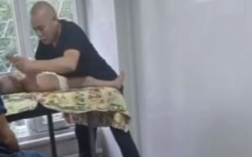 В Ташкенте врач измучил ребенка неправильным массажем — видео