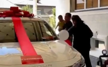 В Узбекистане женщина подарила мужу авто за 15 лет совместной жизни 