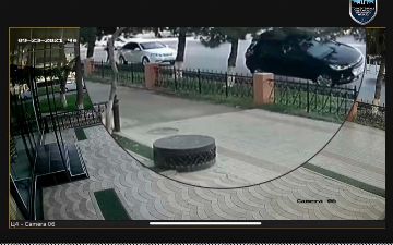 В Ташкенте Tracker сбил сотрудника ДПС, перевернулся и влетел в дерево — видео
