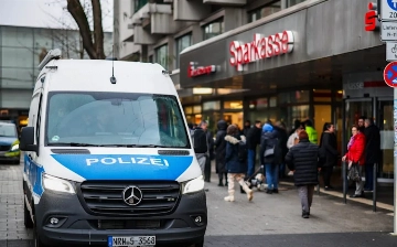 Проделали дыру в стене: в Германии неизвестные украли из банка десятки миллионов евро