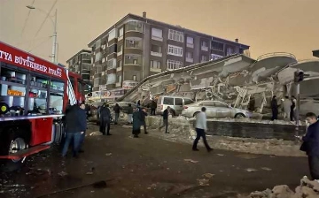 В Турции произошло землетрясение магнитудой 7,6, есть погибшие — видео