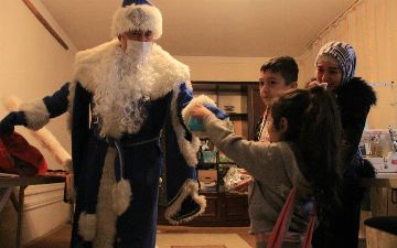 Хоким Сырдарьинской области нарядился Дедом Морозом и передал деньги нуждающимся семьям - фото&nbsp;