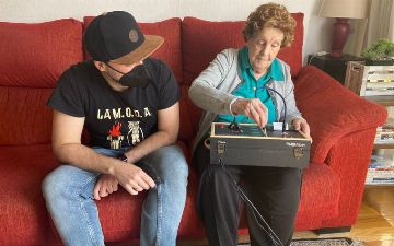 Инженер создал устройство 96-летней бабушке для общения с внуками